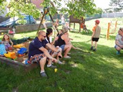 Společné odpoledne rodičů a dětí - natírání popelnic